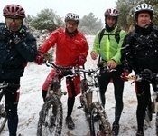 Les primeres neus sorprenen als membres del BTT Picanya