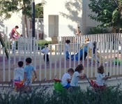 Alumnat de l'escoleta infantil al jardí exterior