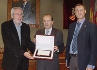 Ajuntament de Picanya - Josep Almenar, Alcalde de Picanya, va recollir de mans d’Ignacio Cruz, director general de política comercial del Ministeri d’Indústria, i en presència de José Miguel Salavert, director general de comerç de la Generalitat Valenciana, el Premi Nacional de Comerç