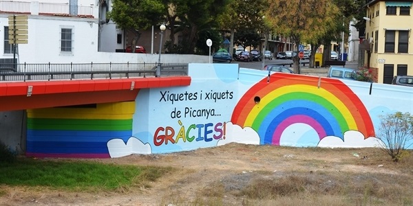 Arc de Sant Martí - homenatge a menudes i menuts