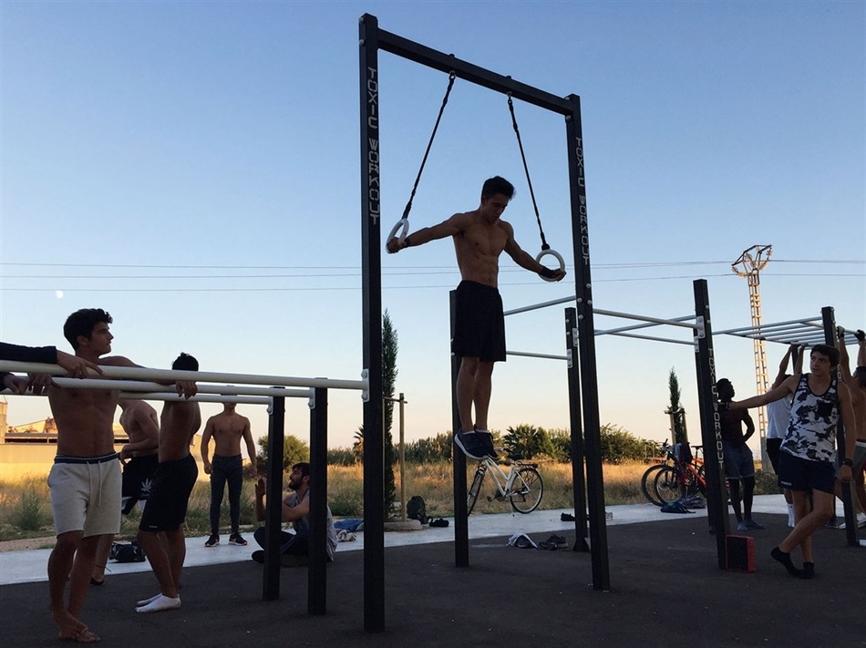 parc_jove_calistenia_iron_cross