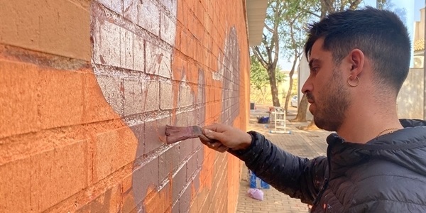 L'artista valencià Dridali ens regala un mural d'homenatge a la lluita del nostre poble per superar la DANA