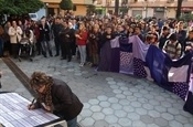 Concentració i acte homenatge a les víctimes de la violència de gènere PB234360